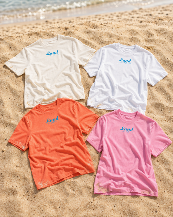 4 Lund shirts gesammelt Vier Lund-Shirts – Blaues Logo in Creme, Weiß, Orange und Rosa, jeweils mit einem auffälligen blauen Logo, das auf dem Sand in Strandnähe zu sehen ist.