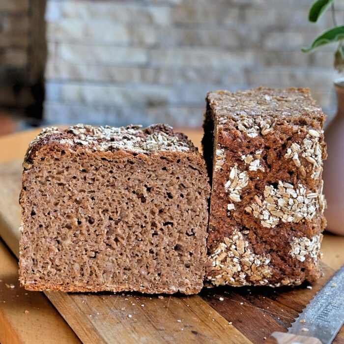 Friesenvollkorn-Roggensauerteig-Brot-Lund-Sylt Ein Laib BIO SYLTER FRIESENVOLLKORN-Brot mit Hafer auf einem Holzbrett.
Produktname: BAGUETTE