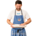 Ein Mann in einer blauen Schürze und dem Lund-Shirt – mit blauem Logo – hält eine abgedeckte runde Auflaufform in der Hand, lächelt und blickt darauf hinunter.