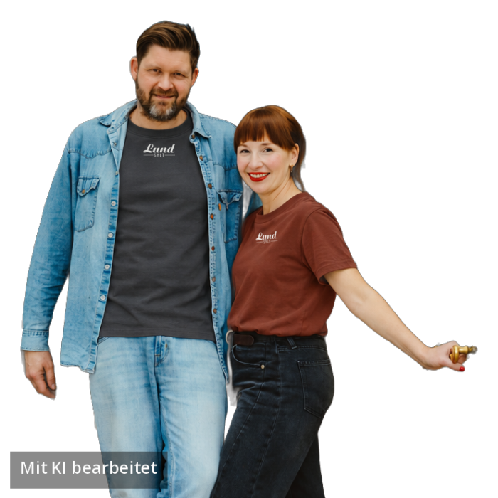 Jens Lund und Julia von Lund Sylt im LUND SHIRT mit weißem „Lund Sylt“-Logo, er in Anthrazit unter einer offenen Jeansjacke, sie in Erdrot, freigestellt auf transparentem Hintergrund (Bild mit KI bearbeitet)