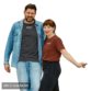 Jens Lund und Julia von Lund Sylt im LUND SHIRT mit weißem „Lund Sylt“-Logo, er in Anthrazit unter einer offenen Jeansjacke, sie in Erdrot, freigestellt auf transparentem Hintergrund (Bild mit KI bearbeitet)