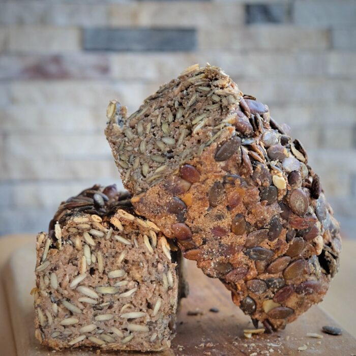 Kuerbiskern-Stange-Friesen-Voillkornbrot-Lund-Sylt-Sauerteig-1 Ein Laib BIO KÜRBISKERN-STANGE Brot auf einem Schneidebrett.