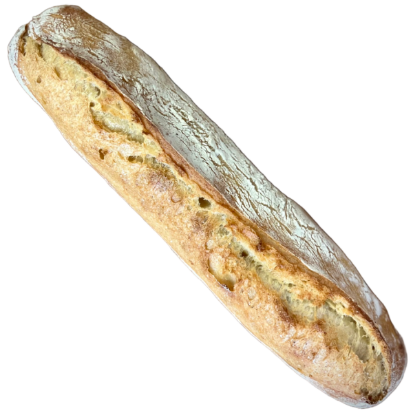 Ein knuspriges BIO-Dinkel-Baguette ruht auf einem sauberen weißen Hintergrund und zeigt seinen handwerklichen Charme und sein einladendes Aroma.