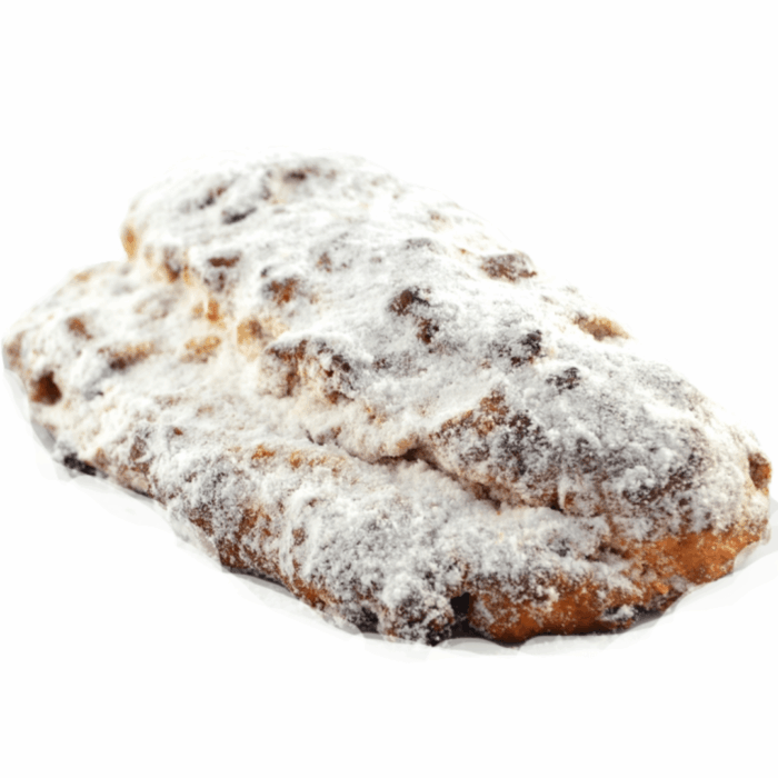Erleben Sie den dekadenten Geschmack des SYLTER BUTTER STOLLEN, großzügig mit Puderzucker bestäubt und mit prallen Rosinen gespickt, alles präsentiert auf einem sauberen weißen Hintergrund.