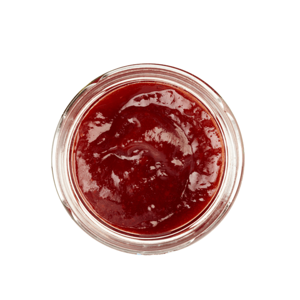 Lund Sylt marmelade Erdbeere- open Draufsicht auf ein Glasgefäß gefüllt mit roter Marmelade oder Soße auf weißem Hintergrund.