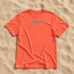 Shirt fiesta auf sand blaues logo Mock up