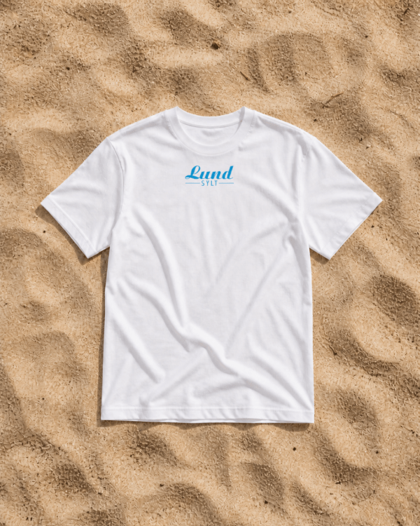 Shirt weiß auf sand blaues logo Mock up Shirt weiß auf sand blaues logo Mock up