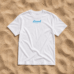 Shirt weiß auf sand blaues logo Mock up