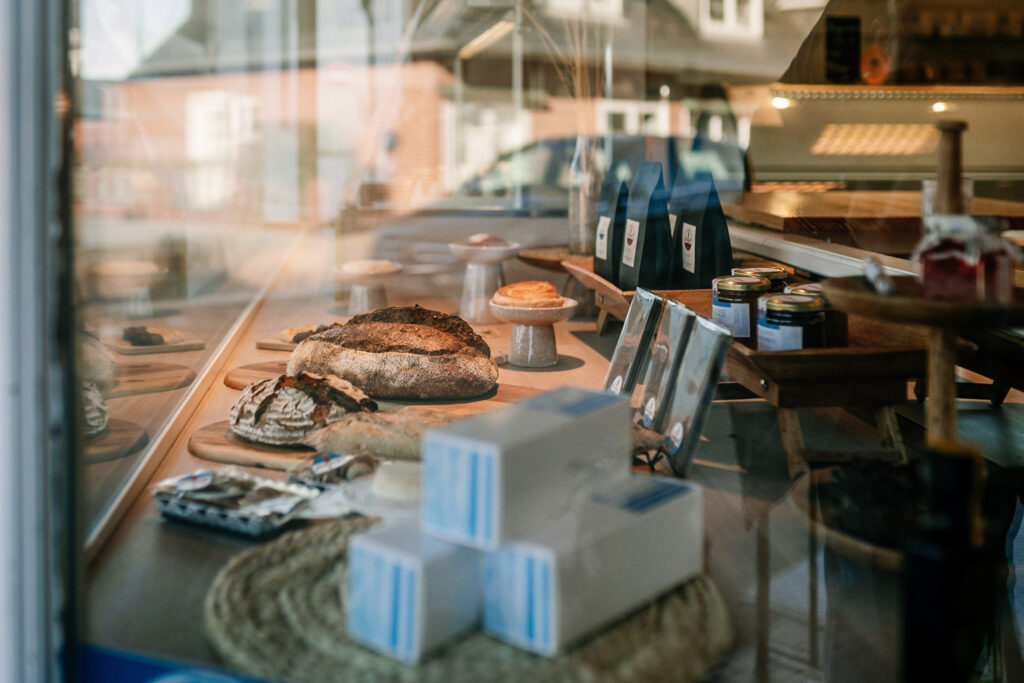 Friesenkekse in der Originalschachtel auf dem Tresen der Bäckerei Lund