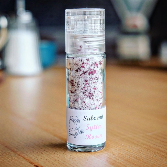 sylter rosen Salz 24 lund sylt Die SYLTER ROSENSALZ MÜHLE präsentiert sich in einer eleganten Glasflasche mit einer fein gearbeiteten Mühle, gefüllt mit reinem Salz, gemischt mit zarten rosa Rosenblättern.